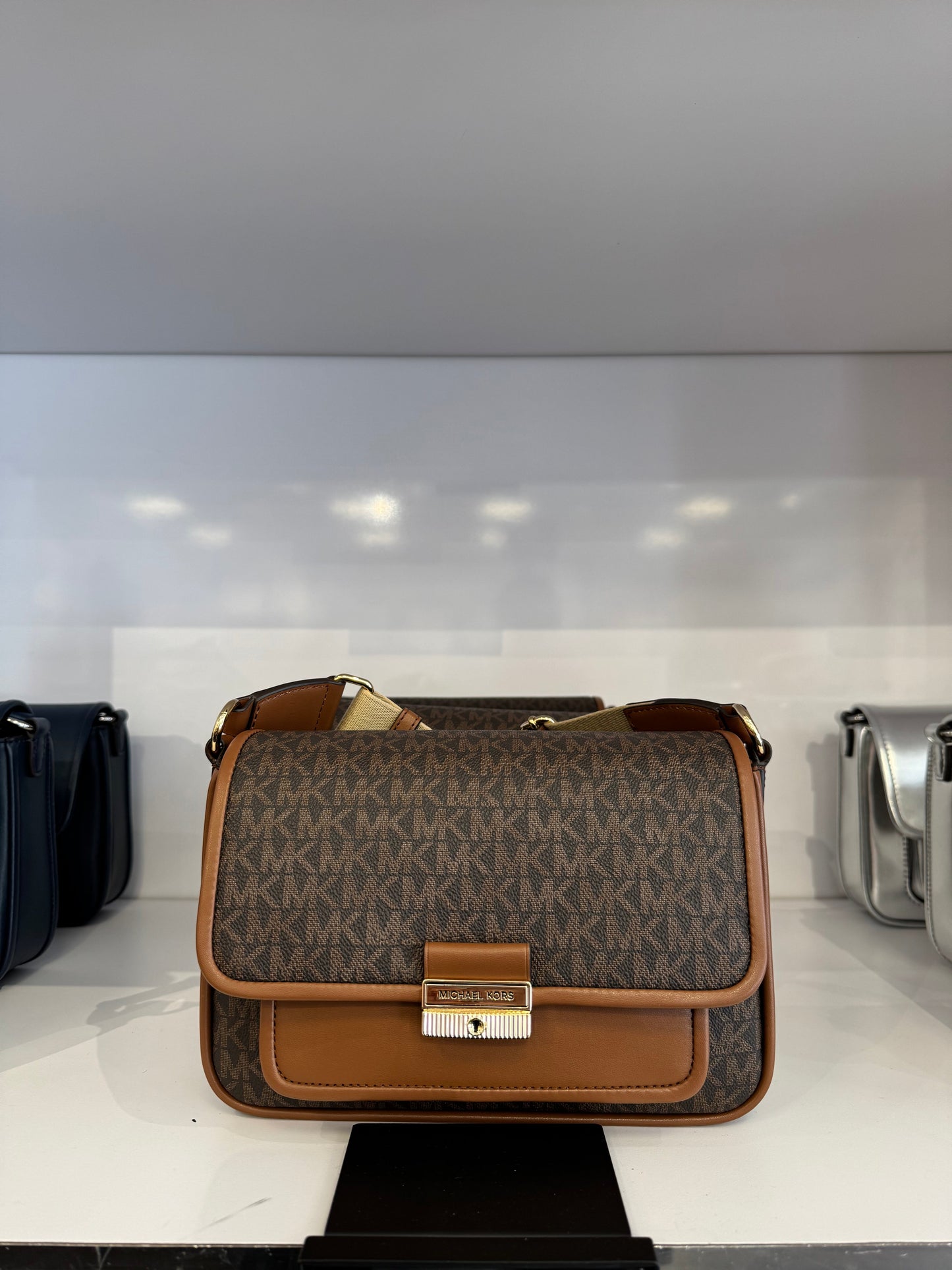 Michael Kors Bradshaw Medium Messenger Crossbody
